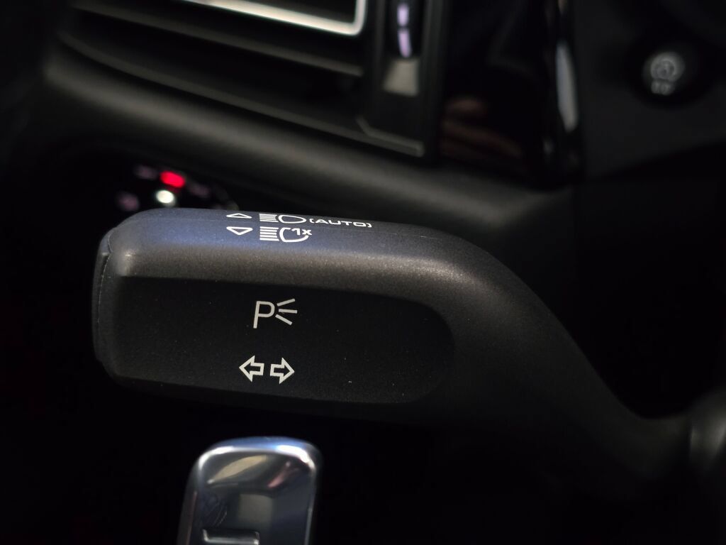 Certified 2025 Porsche Macan AWD/4WD image 40