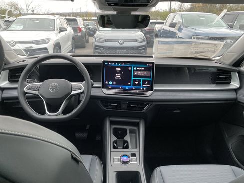 New 2025 Volkswagen Tiguan SE image 12