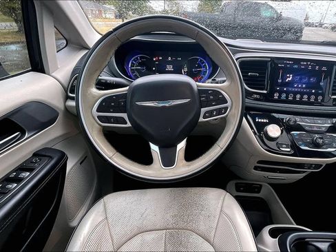 Used 2018 Chrysler Pacifica Limited w/ Advanced Safetytec Group FWD image 5