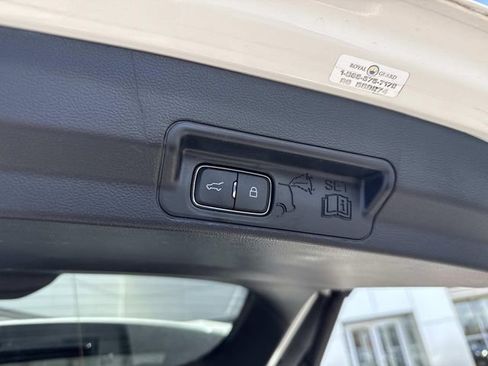 Used 2022 Ford Explorer XLT w/ Equipment Group 202A AWD/4WD image 9