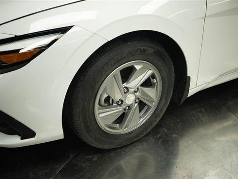 Used 2025 Hyundai Elantra SE FWD image 4