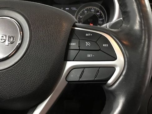 Used 2018 Jeep Cherokee Overland AWD/4WD image 38