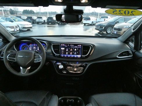 Used 2025 Chrysler Pacifica Select FWD image 4