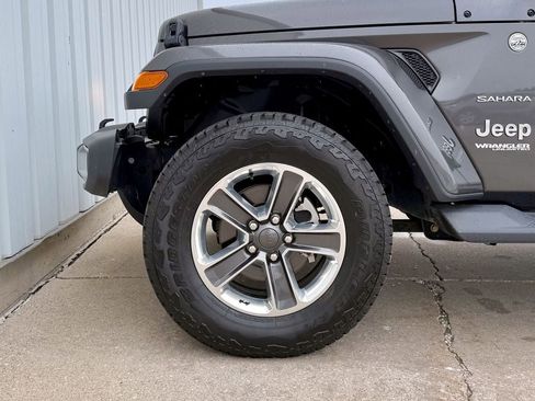 Used 2018 Jeep Wrangler Unlimited Sahara AWD/4WD image 36