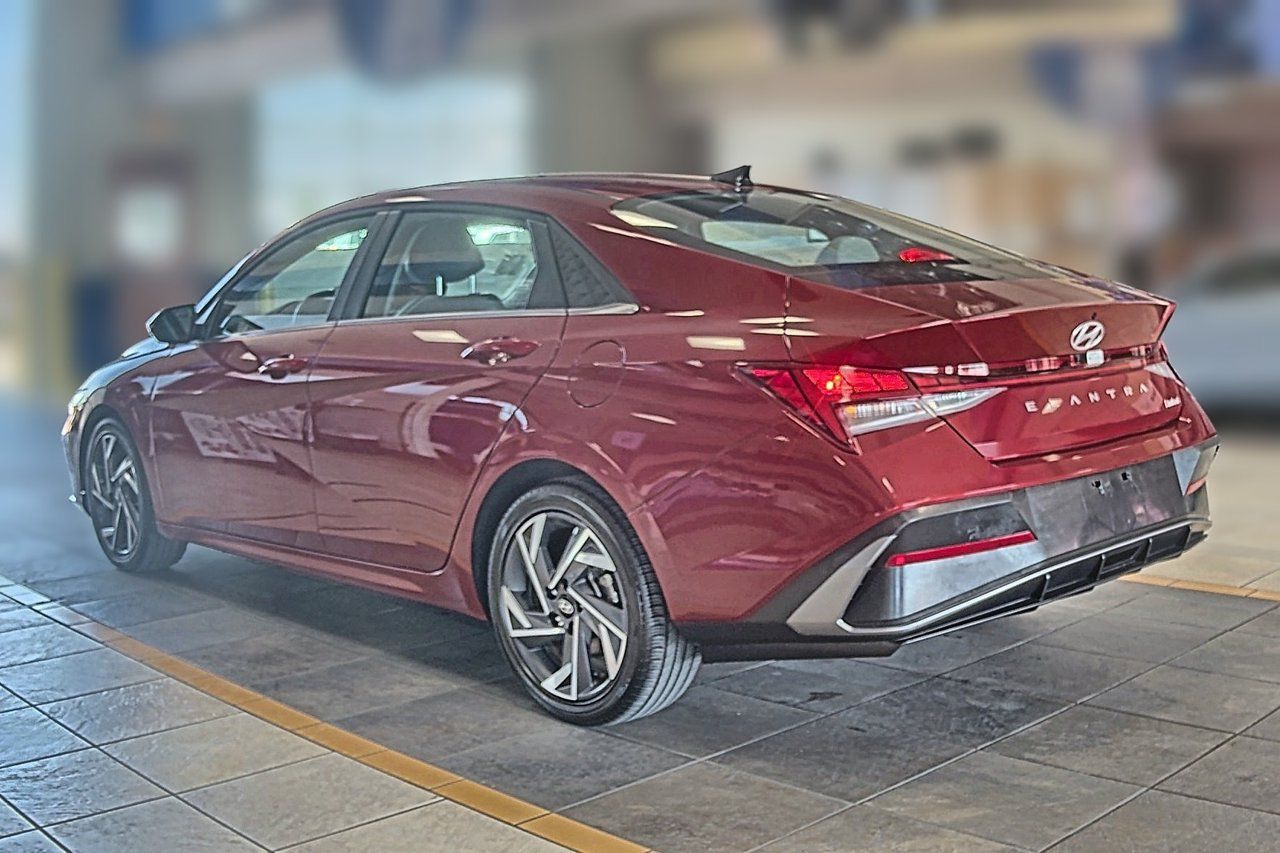 Used 2025 Hyundai Elantra Limited FWD image 2