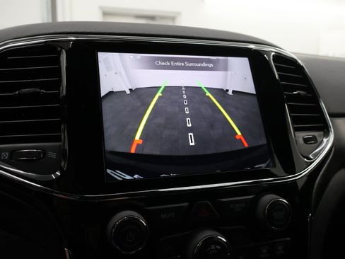 Used 2020 Jeep Grand Cherokee Altitude AWD/4WD image 16