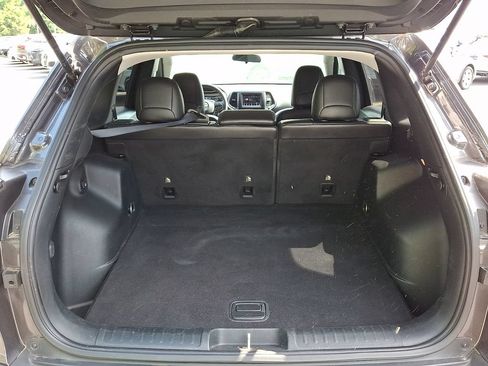Used 2019 Jeep Cherokee Latitude Plus FWD image 29