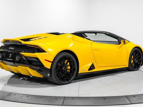 Used 2022 Lamborghini Huracan EVO RWD image 3