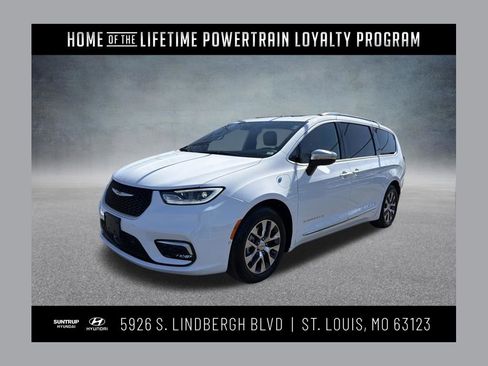 Used 2023 Chrysler Pacifica Pinnacle image 1