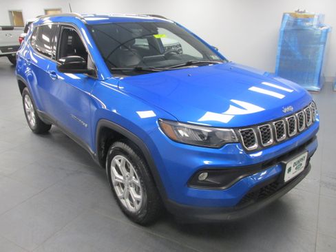 Used 2024 Jeep Compass Latitude AWD/4WD image 3