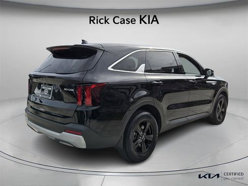 Used 2025 Kia Sorento LX image 7