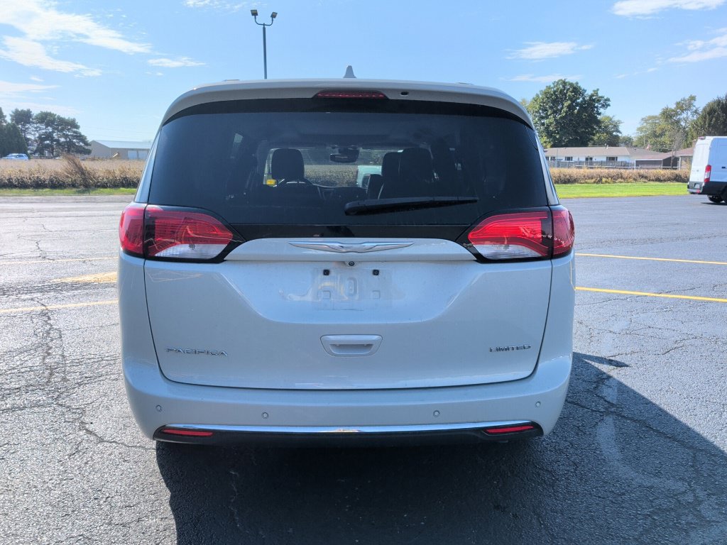 Used 2019 Chrysler Pacifica Limited w/ Tire & Wheel Group FWD image 4