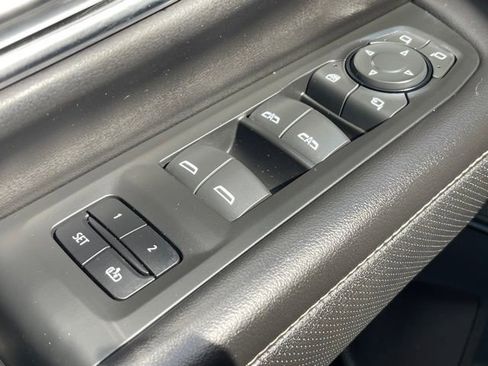 Used 2021 GMC Yukon SLT w/ SLT Premium Package image 18