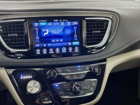 Used 2017 Chrysler Pacifica Limited w/ UConnect Theater Package FWD image 9