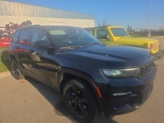 Used 2023 Jeep Grand Cherokee Limited w/ Black Appearance Package AWD/4WD image 2