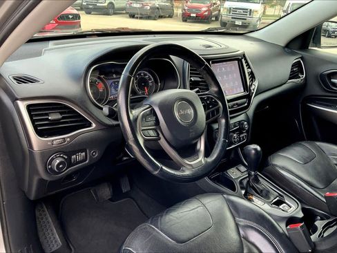 Used 2019 Jeep Cherokee Limited FWD image 18