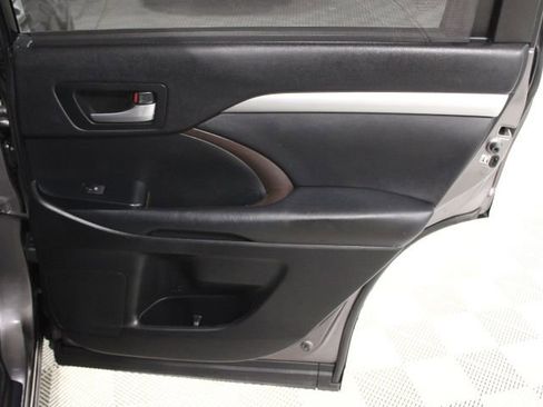 Used 2015 Toyota Highlander XLE image 29