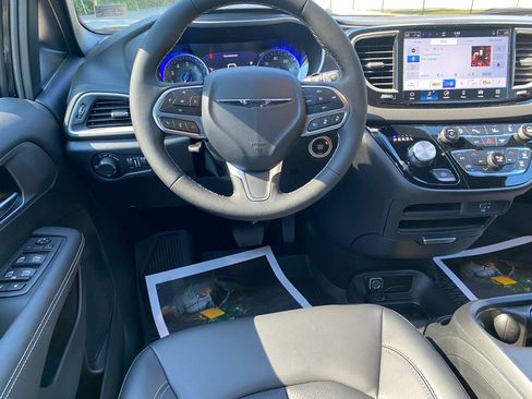 New 2026 Chrysler Voyager LX image 13