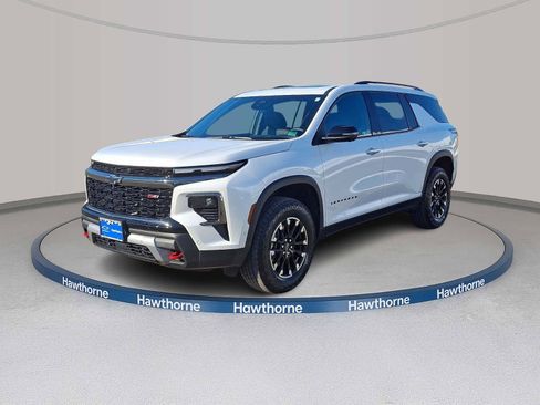 Used 2025 Chevrolet Traverse Z71 w/ Enhanced Driving Package image 3