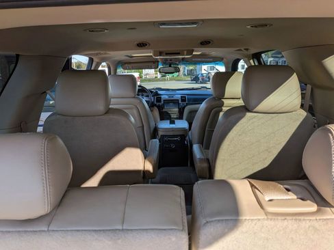 Used 2011 Cadillac Escalade Premium image 31