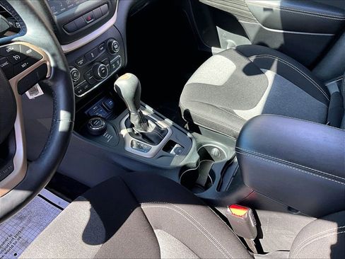 Used 2014 Jeep Cherokee Latitude w/ Cold Weather Group AWD/4WD image 13