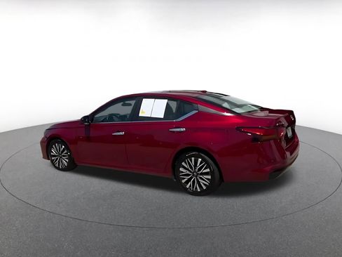 Used 2025 Nissan Altima 2.5 SV FWD image 4