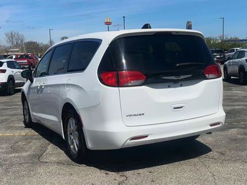 Used 2022 Chrysler Voyager LX image 7