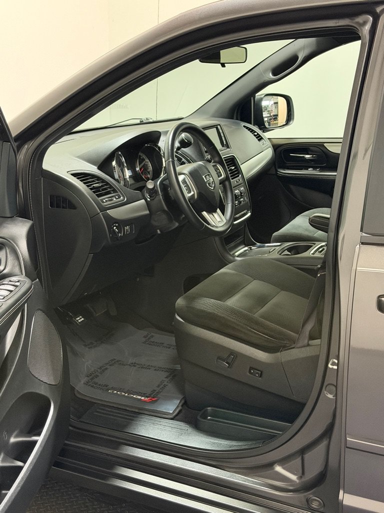 Used 2016 Dodge Grand Caravan SXT FWD image 8