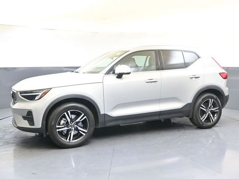 Certified 2025 Volvo XC40 B5 Core image 2