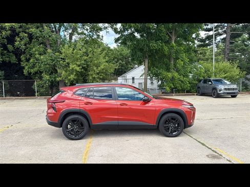 Used 2024 Chevrolet Trax ACTIV w/ Sunroof Package FWD image 6