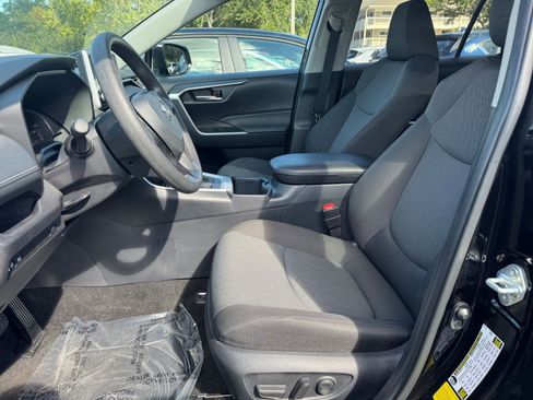 Used 2025 Toyota RAV4 XLE image 27