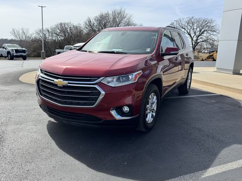 Used 2019 Chevrolet Traverse LT image 2