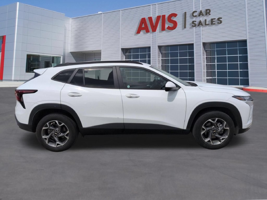 Used 2025 Chevrolet Trax LT w/ LT Convenience Package FWD image 5