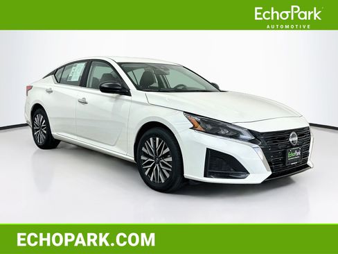 Used 2025 Nissan Altima 2.5 SV AWD/4WD image 1