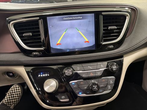 Used 2018 Chrysler Pacifica Limited FWD image 19