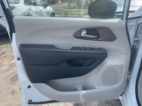 Used 2023 Chrysler Voyager LX image 18