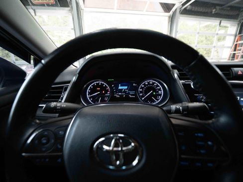 Used 2018 Toyota Camry XLE FWD image 15