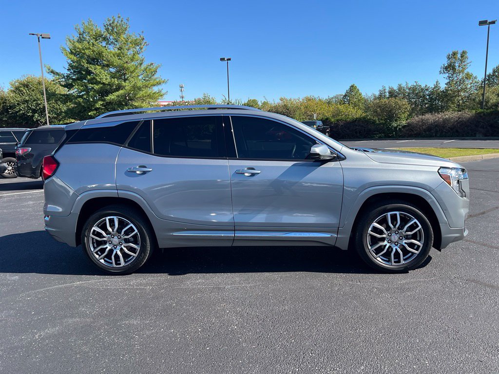 Used 2024 GMC Terrain Denali w/ Denali Premium Package AWD/4WD image 5