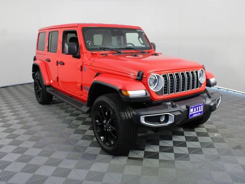 Used 2025 Jeep Wrangler Unlimited Sahara AWD/4WD image 24