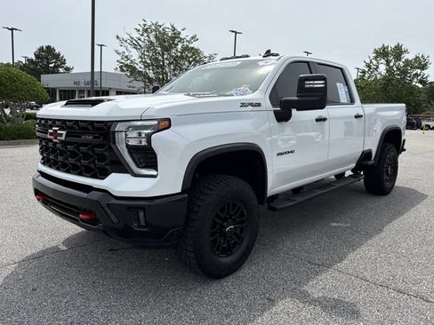 Used 2024 Chevrolet Silverado 2500 ZR2 w/ Technology Package AWD/4WD image 7