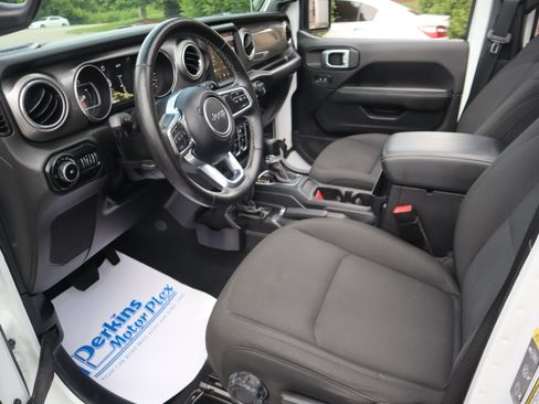 Used 2020 Jeep Wrangler Unlimited Sahara AWD/4WD image 3
