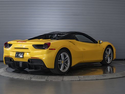 Used 2018 Ferrari 488 Spider RWD image 3