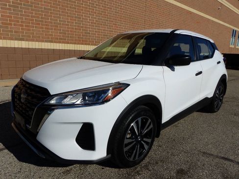 Used 2023 Nissan Kicks S FWD image 5