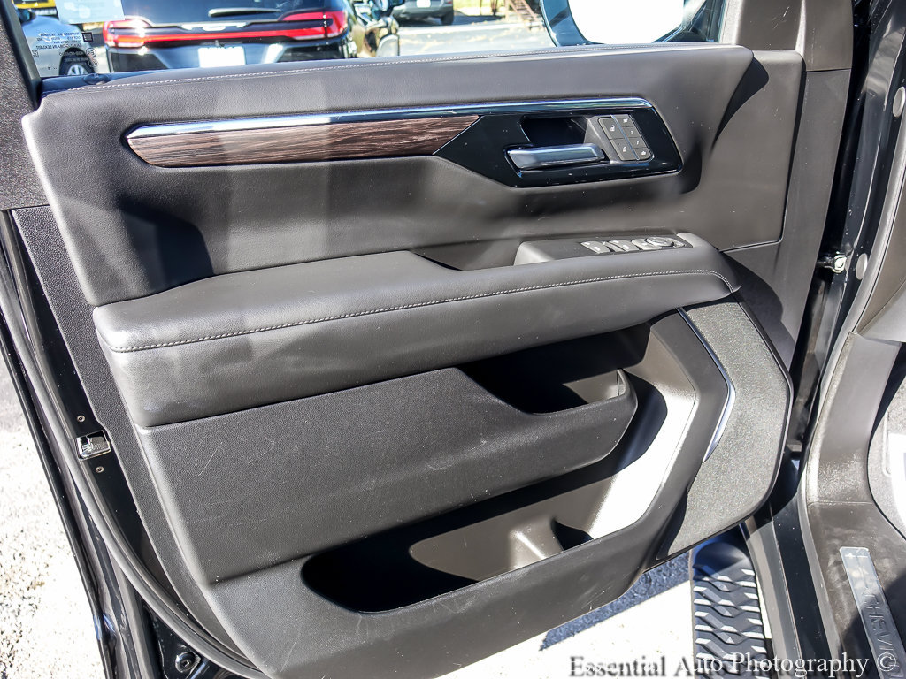 Used 2025 Chevrolet Suburban Z71 AWD/4WD image 25