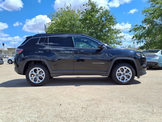 Used 2025 Jeep Compass Latitude AWD/4WD image 4