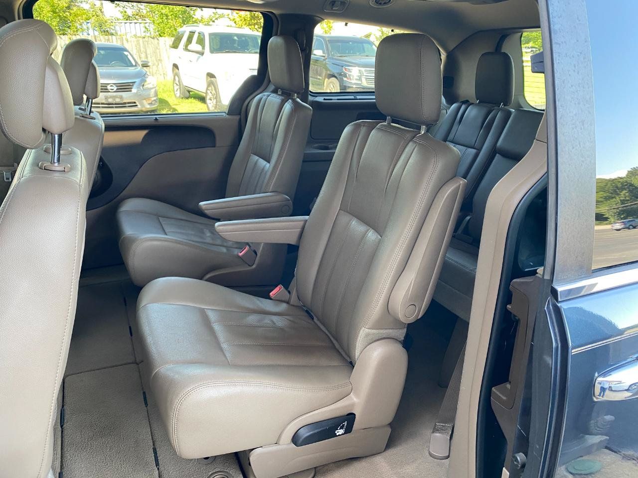 Used 2014 Chrysler Town & Country Touring-L w/ Driver Convenience Group FWD image 15