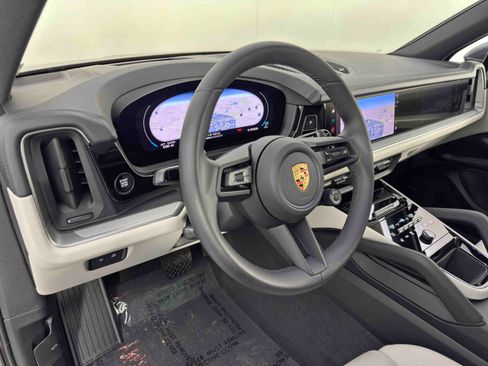 Used 2024 Porsche Cayenne w/ Technology Package image 14