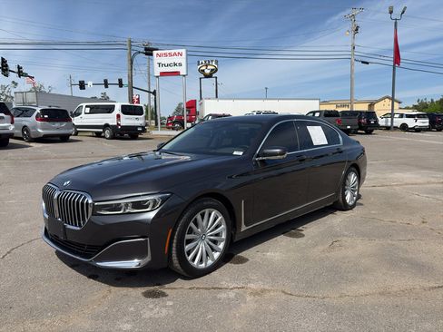 Used 2022 BMW 740i xDrive w/ Premium Package image 3