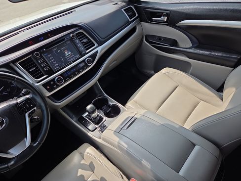 Used 2018 Toyota Highlander XLE FWD image 14