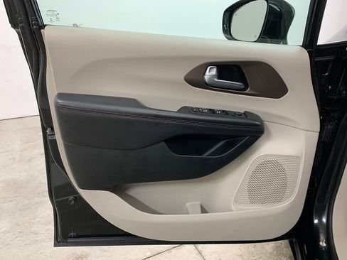 Used 2018 Chrysler Pacifica Touring-L Plus image 6